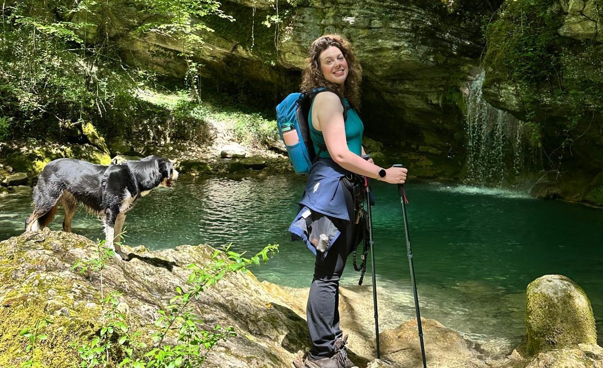 Alleenreizende met dogtravel